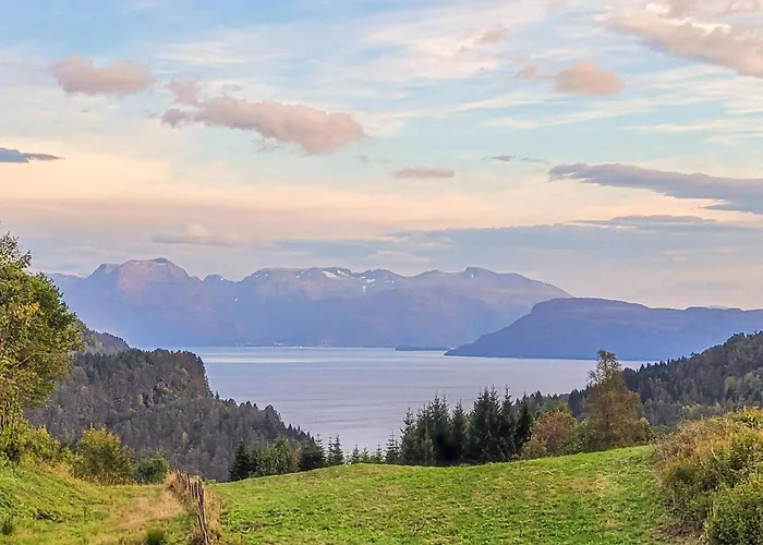 4 Bedroom Lovely In Ferienhaus Strandebarm