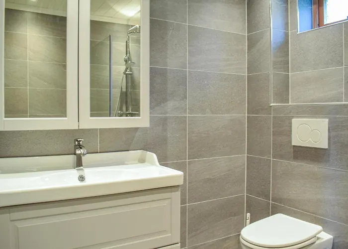 4 Bedroom Lovely In Strandebarm